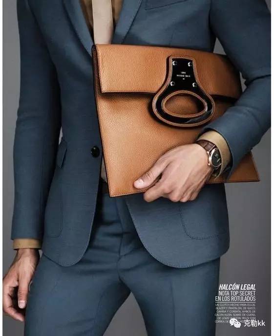 手里拿包怎么有腔调 (怎样拿手拿包)