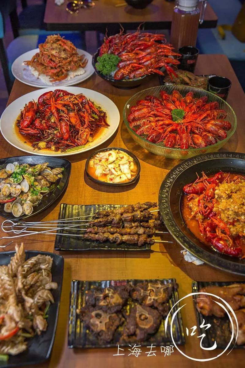 这家店营业到清晨2点，卖的都可以选Size，还给手活儿好的打折……