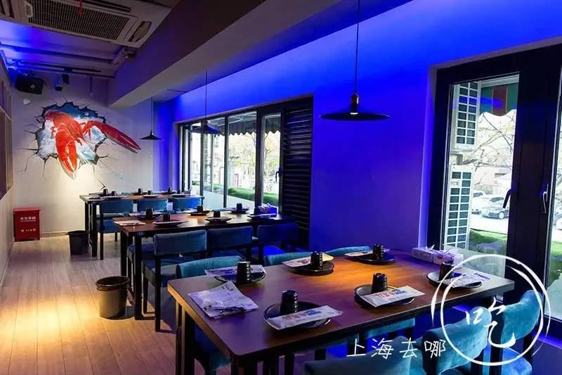 这家店营业到清晨2点，卖的都可以选Size，还给手活儿好的打折……