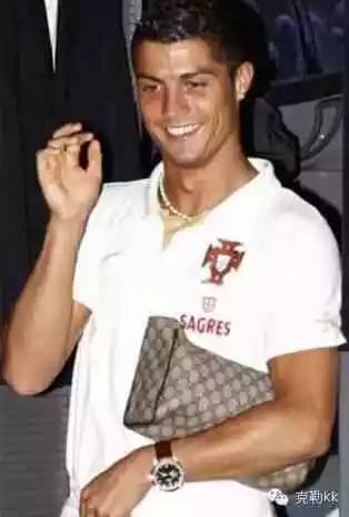 手里拿包怎么有腔调 (怎样拿手拿包)