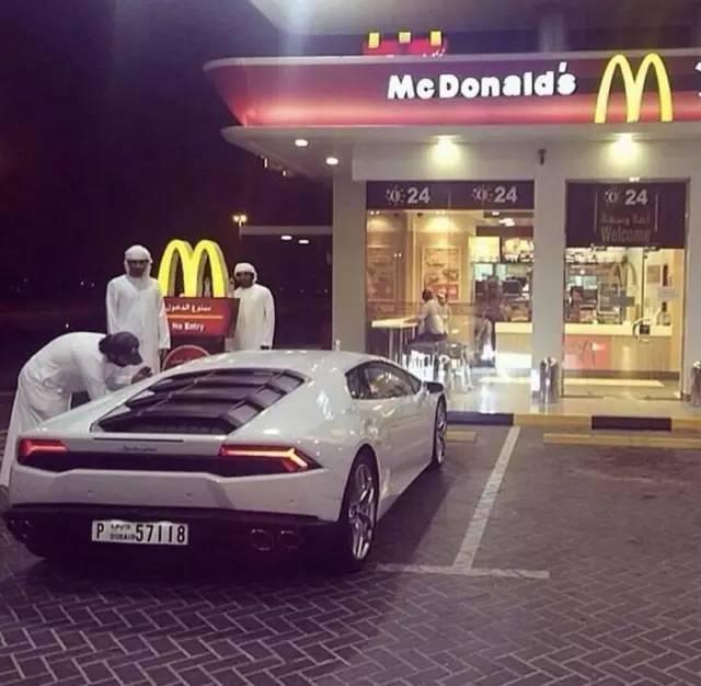 别以为开法拉利的才是有钱人,你以为开超跑的样子