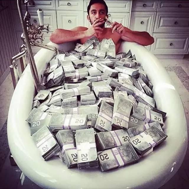 别以为开法拉利的才是有钱人,你以为开超跑的样子