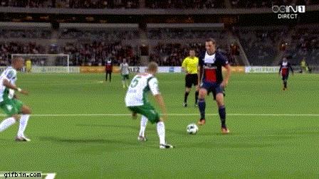 足球搞笑gif动图,足球搞笑gif抬担架