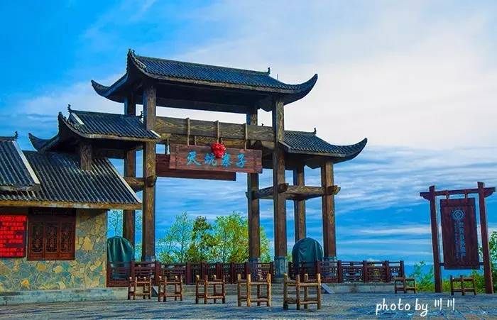 世界上最大的坑是什么,世界上最深的坑是什么坑