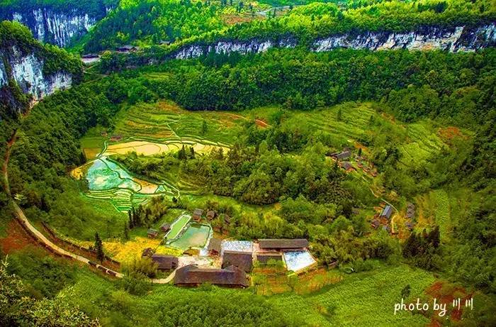 世界上最大的坑是什么,世界上最深的坑是什么坑