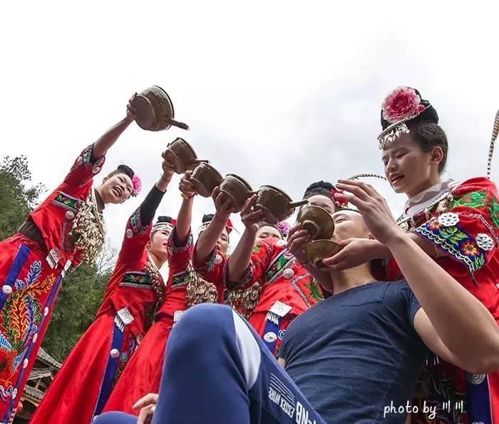 世界上最大的坑是什么,世界上最深的坑是什么坑