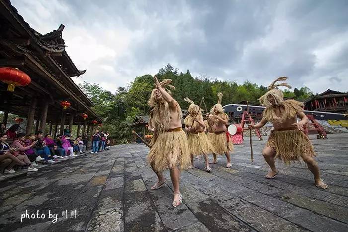 世界上最大的坑是什么,世界上最深的坑是什么坑