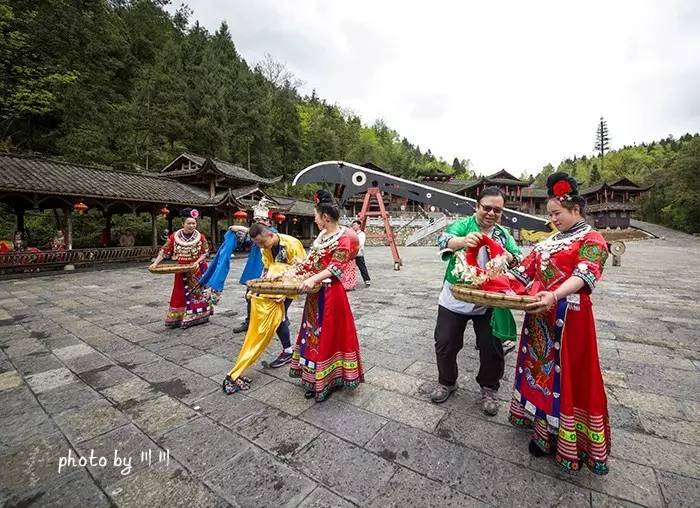 世界上最大的坑是什么,世界上最深的坑是什么坑