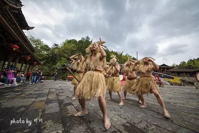 世界上最大的坑是什么,世界上最深的坑是什么坑