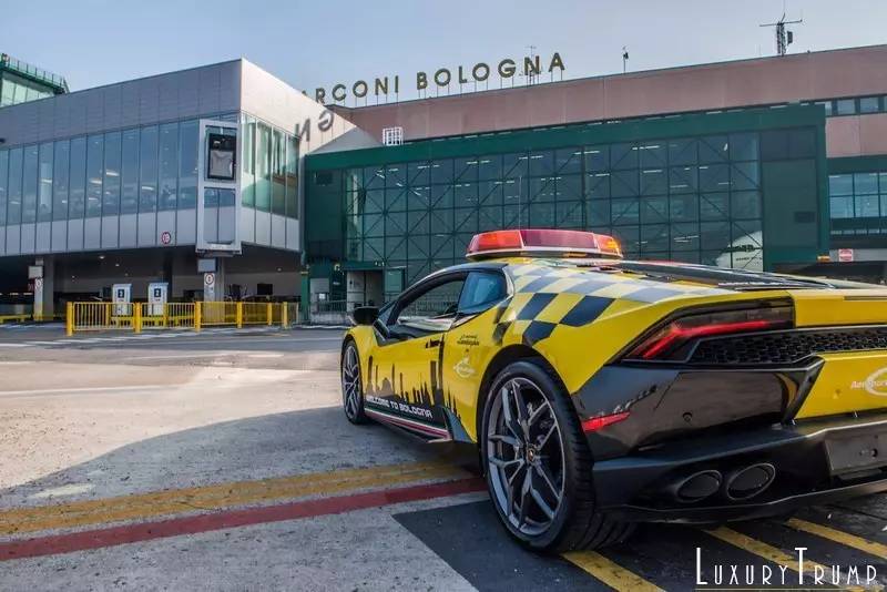 意大利人民城会玩，*博兰**基尼当机场地勤车