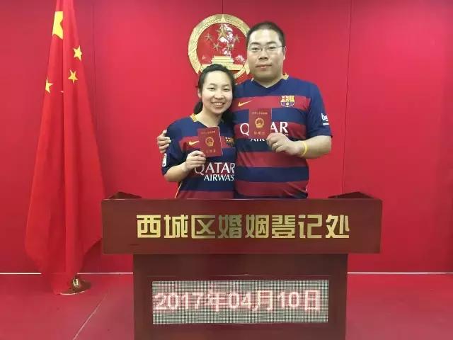 一次晒球衣活动却促成两位球迷的终身大事，故事是这样的……