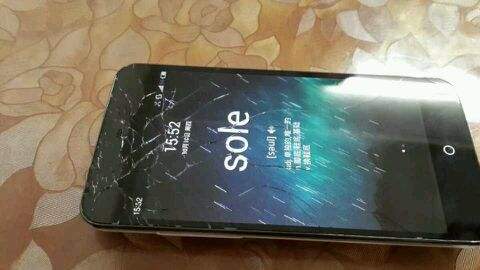 有几个品牌的手机是特容易碎屏的，我揭秘原因给你看及应对方法