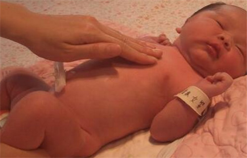 如何判断满月宝宝是否生病,宝宝满月的表现