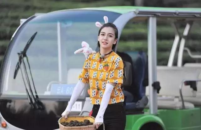 和孩子拔河，鹿晗李晨的鞋子严重变形，这也太拼了吧