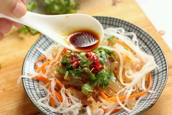 凉拌鲜海蜇夏天吃真清凉开胃解腻,海蜇拌黄瓜的正确凉拌法