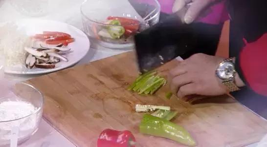 冰箱里的金针菇长大了还能吃吗,冰箱里的金针菇长白毛了还能吃吗