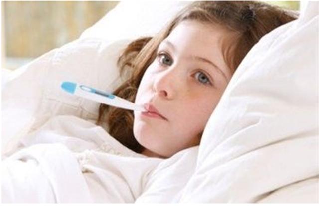 为什么宝宝发烧手脚却是冰的,发烧手脚冰凉和发热的区别崔玉涛