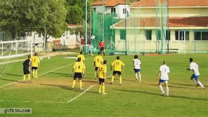 足球搞笑gif动图,足球搞笑gif抬担架