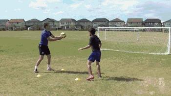 足球实战技巧训练,足球基本功球感练习在家里