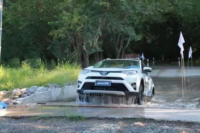 全新rav4荣放越级出现灵动洒脱,全新一代新款rav4