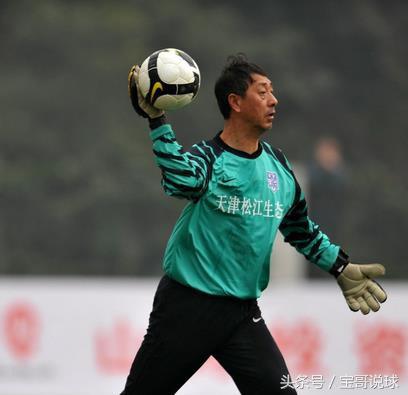 京津大战出击时一脚蹬到高峰的肚子，留下六个明显的鞋钉印！