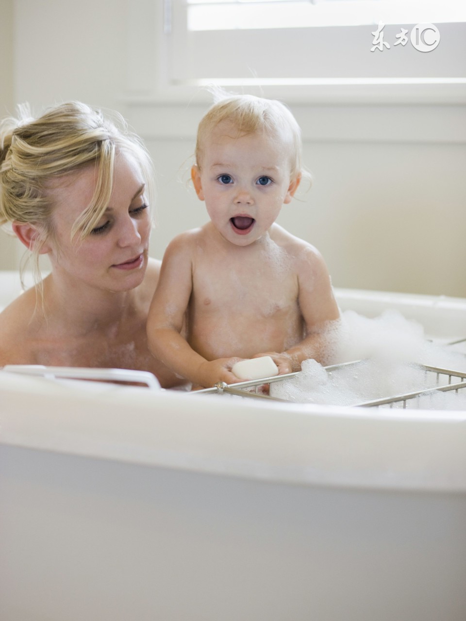给婴幼儿洗澡时应关注什么,夏天给宝宝洗澡的正确方法