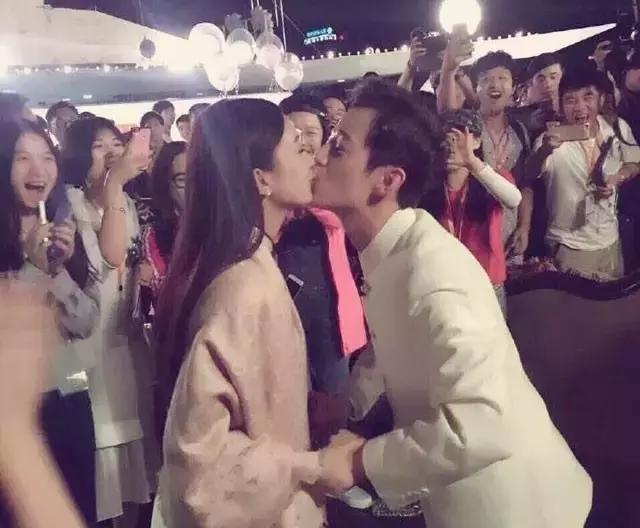 和孩子拔河，鹿晗李晨的鞋子严重变形，这也太拼了吧