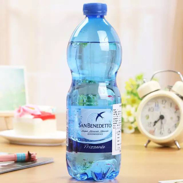 进口矿泉水王思聪,王思聪依云矿泉水