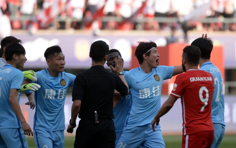 足球裁判假球瞬间,裁判吹球假球