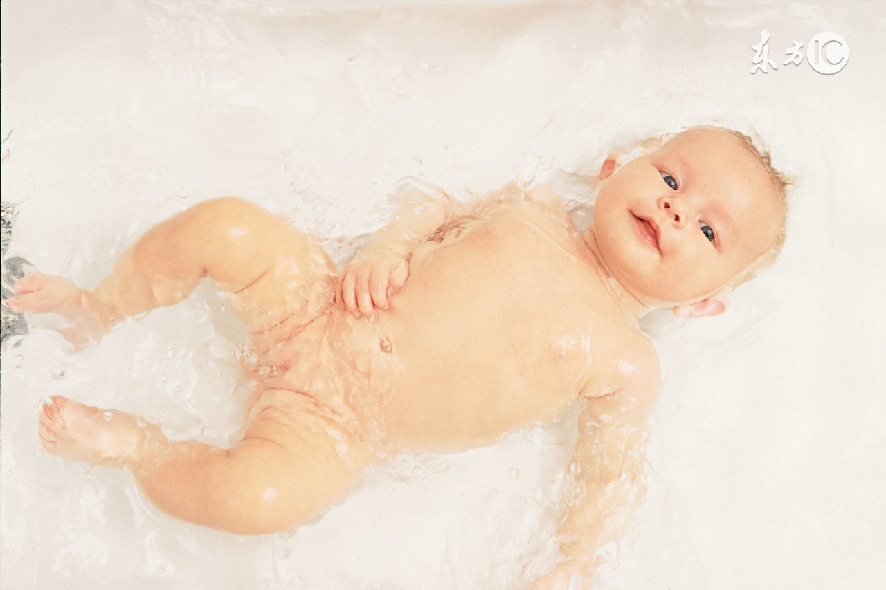 给婴幼儿洗澡时应关注什么,夏天给宝宝洗澡的正确方法