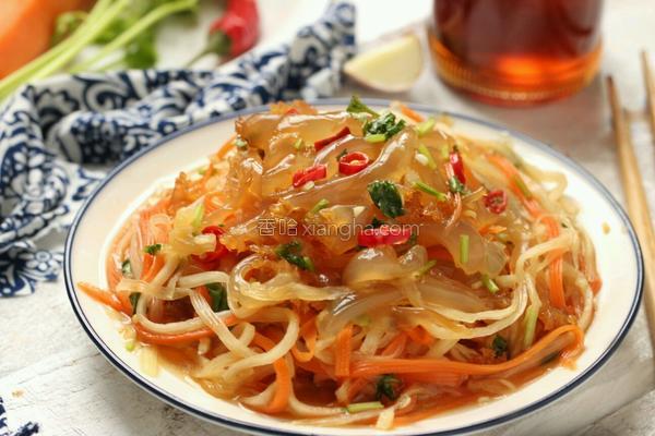 凉拌鲜海蜇夏天吃真清凉开胃解腻,海蜇拌黄瓜的正确凉拌法