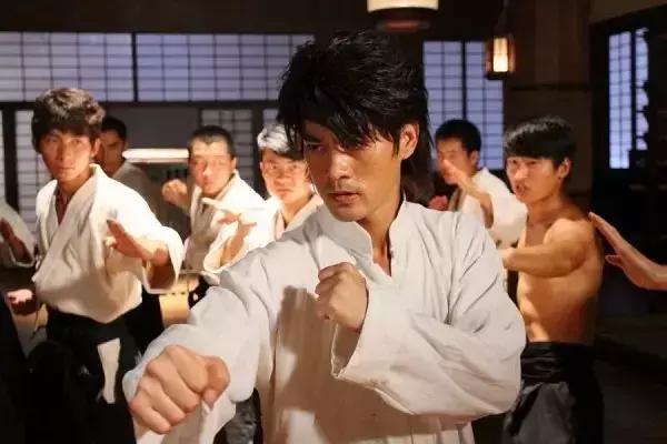 神似李小龙小伙子,长相酷似李小龙的人