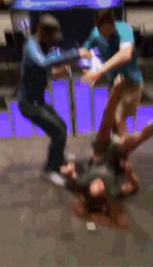 约会的时候女朋友老是玩手机,约会的时候女朋友太紧张怎么办