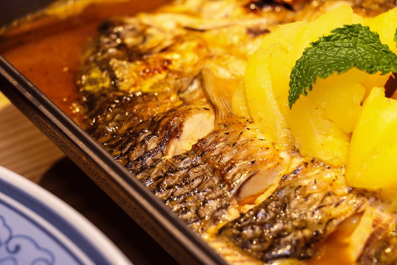 深圳一家有意思的烤鱼店,深圳第一家脆皮烤鱼