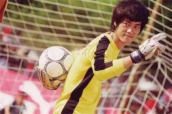 神似李小龙小伙子,长相酷似李小龙的人