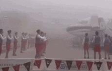 约会的时候女朋友老是玩手机,约会的时候女朋友太紧张怎么办