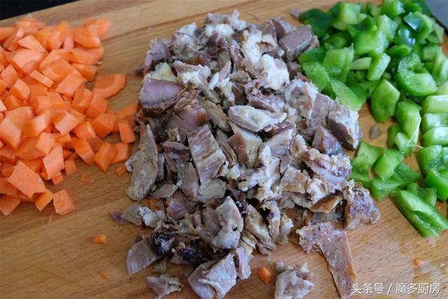 点了份烤全羊没吃完，打包回家配上剩米饭再加工一下，味道好极了