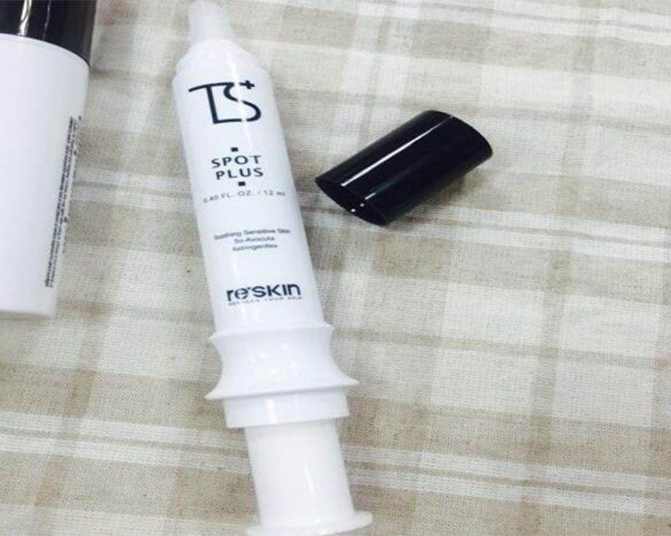 男孩额头长痘是什么原因,眉毛和额头长痘怎么回事