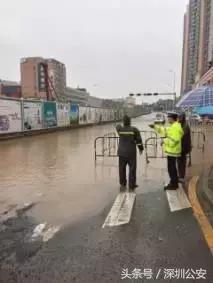 突降暴雨交警蜀黍都在忙些啥,天降暴雨交警视频