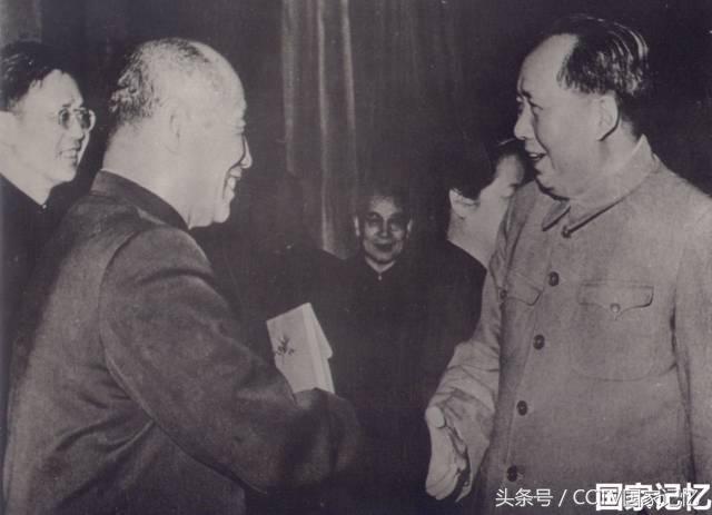 废铁堆里寻零件，砸碎玻璃洗器材，他竟徒手捡来“16亿”？