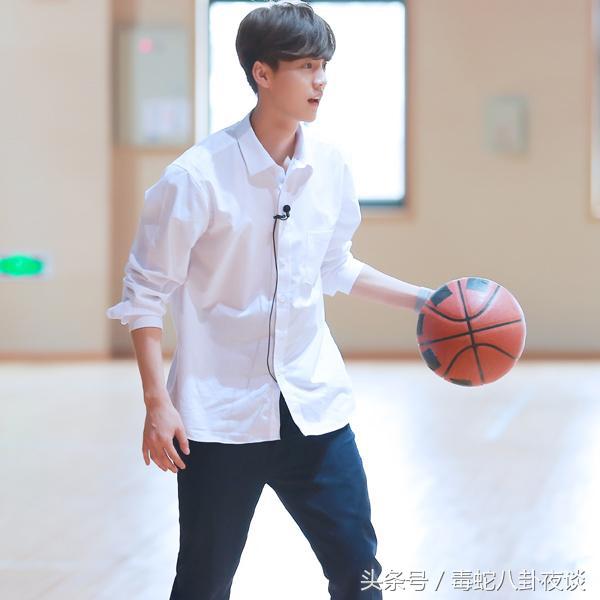 鹿晗仍然单身，给德智体美劳样样MAX的鹿晗征婚，你们要吗？