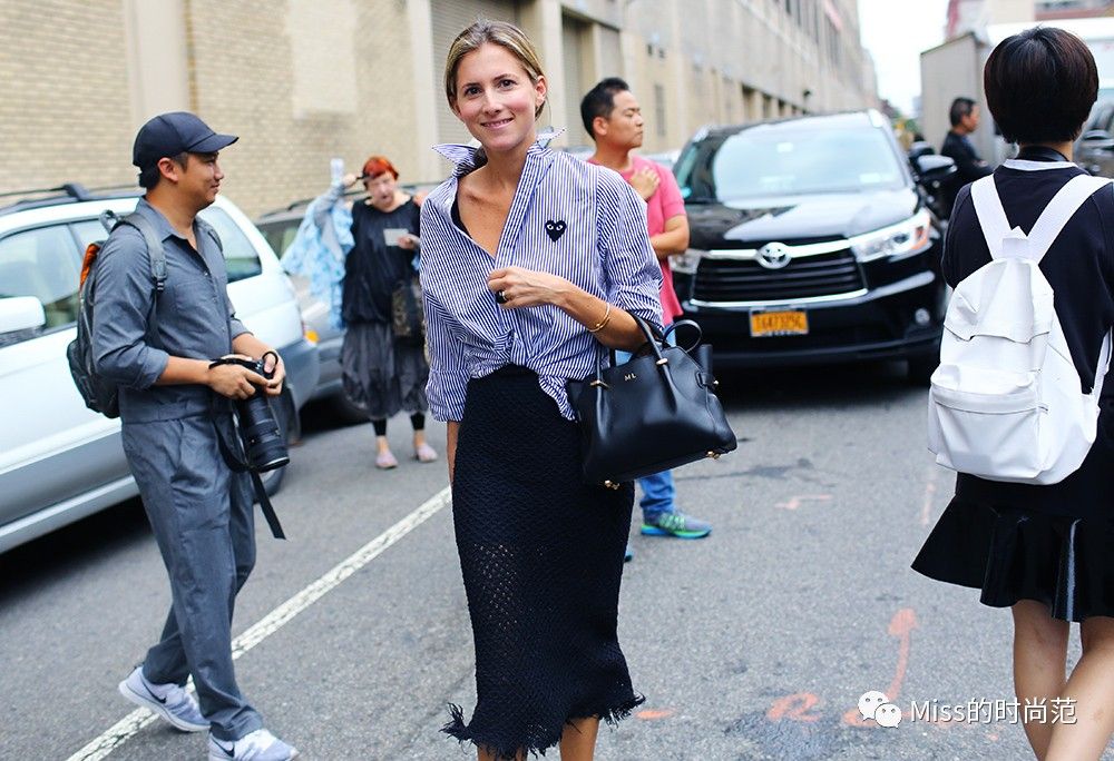 v领上衣时尚显瘦正肩遮肉款,显瘦又清凉