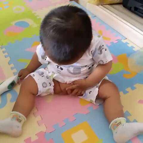 宝宝穿开裆裤突然拉稀,给宝宝穿开裆裤会露什么