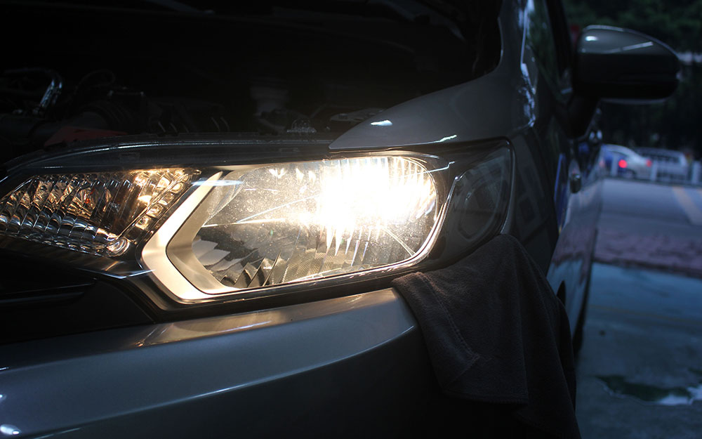 本田飞度升级欧司朗led透镜,本田飞度大灯升级海拉五双光透镜