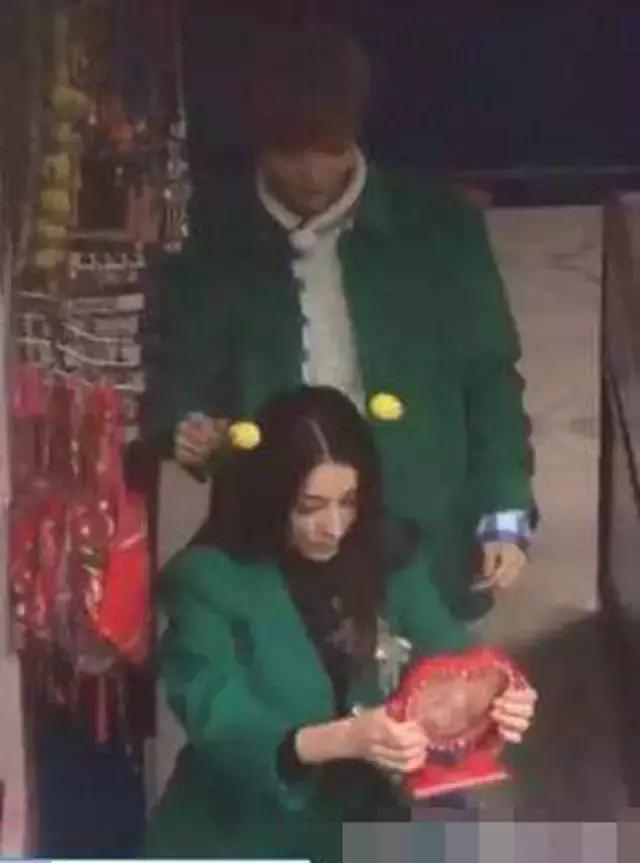 和孩子拔河，鹿晗李晨的鞋子严重变形，这也太拼了吧