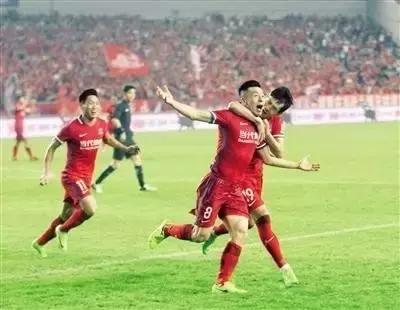 即嗨比分｜全体球迷为他大唱生日快乐——丁捷的足球人生