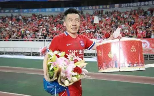 即嗨比分｜全体球迷为他大唱生日快乐——丁捷的足球人生