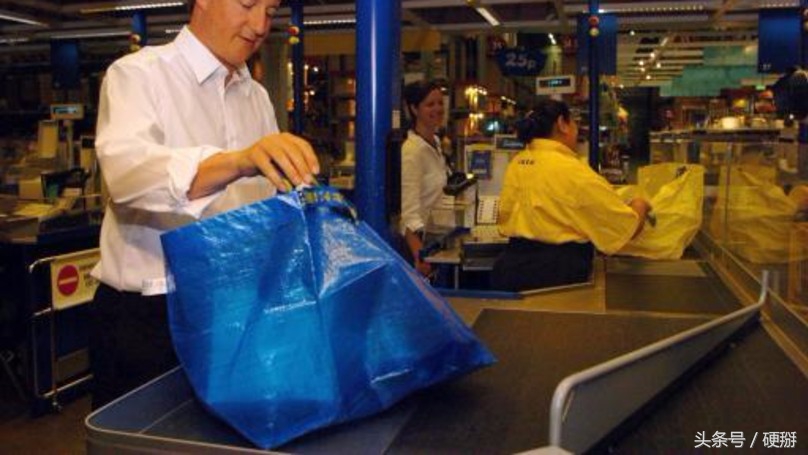 法国时尚品牌抄袭「大蓝包」的设计，IKEA做出超爆笑神回应！