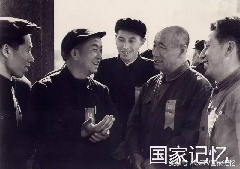 废铁堆里寻零件，砸碎玻璃洗器材，他竟徒手捡来“16亿”？