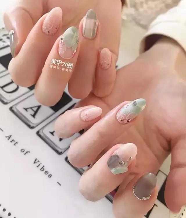 指甲出现白点什么症状,指甲被真菌感染会出现哪些症状